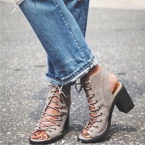 Jeffrey Campbell/Free People Minimal Lace Up Bootie Heels in Tan | Size 7